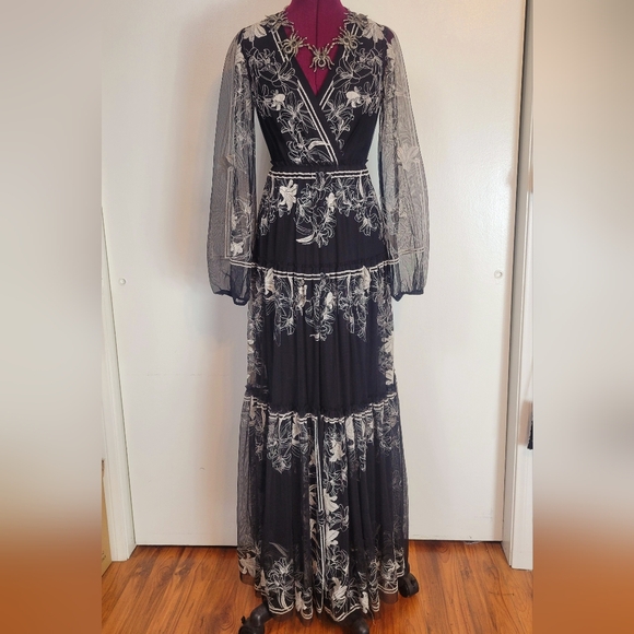 BCBGMAXAZRIA Synthetic Lily Embroidered Floral - Picture 9 of 17